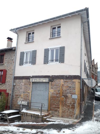 Reconstruction après sinistre d'un immeuble d'habitation en pierre.