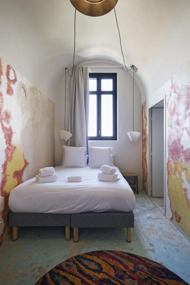 5_hotel_la_prison_-_chambre_double_type_cellule_ccamille_gharbi.jpg