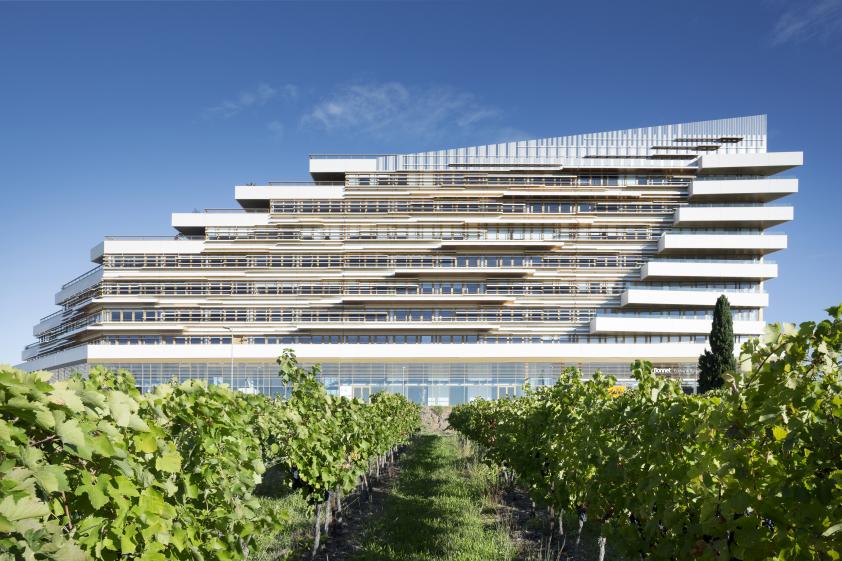 liner_facade_sud_depuis_vignes_alentour_cmarie-caroline_lucat.jpg