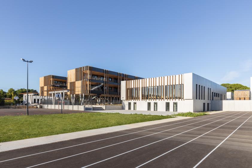 10_college_port_marianne_-_vue_depuis_le_plateau_sportif_cadrien_guitard.jpg