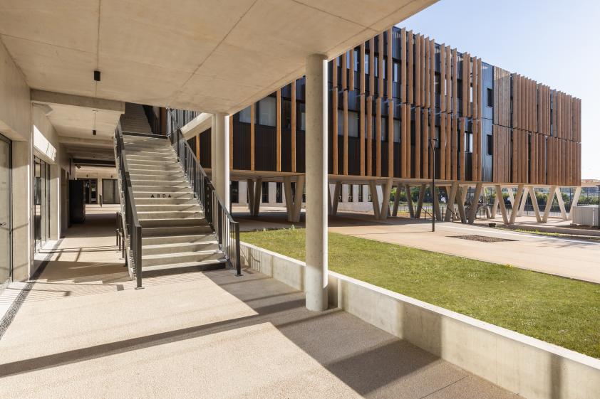 5_college_port_marianne_-_batiments_denseignement_et_cour_cadrien_guitard.jpg
