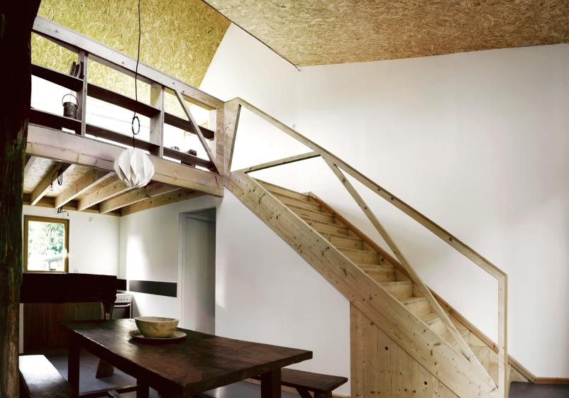 10_int_escalier_et_mezzanine_extension_moyenne_2.jpg
