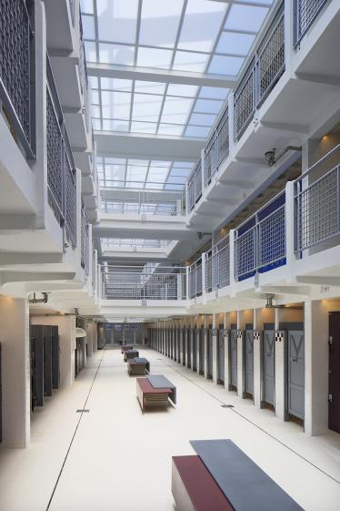Vestiaire atrium avec verrière zénithale