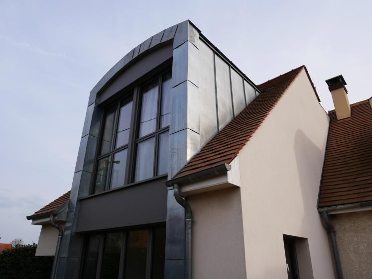 La grande baie-lucarne, façade Nord
