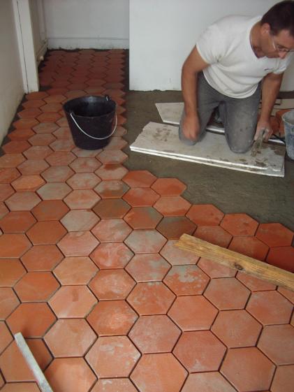 Réalisation de la dalle chaux avec revêtement tomettes hexagonales
