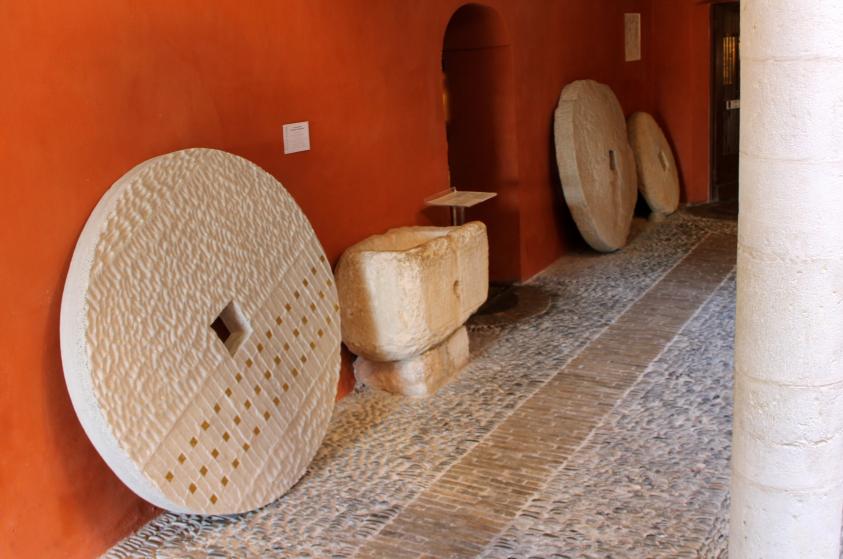 « Architectométrie » en béton brut, feuilles d'or : empreinte in ­situ du sol en