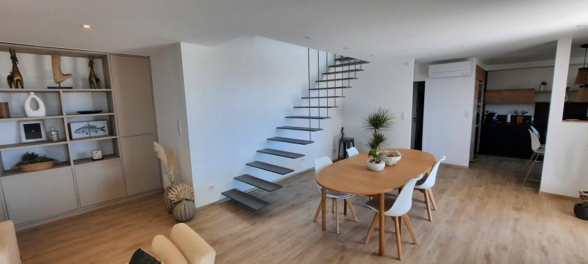 VUE DE L'INTERIEUR AVEC L'ESCALIER