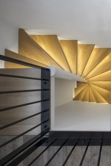 Lumière et escalier