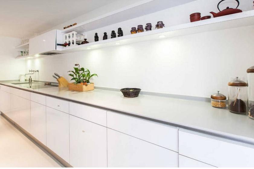 Rénovation complète d'un appartement dans le Marais à Paris - Cuisine