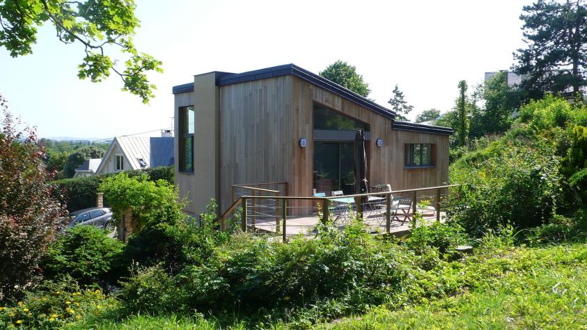 vue de la terrasse en bois sur laquelle donne le Salon