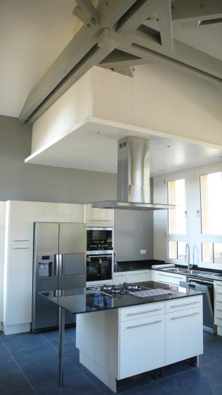 Cuisine dans l'Extension, sous un faux plafond pris dans la charpente.