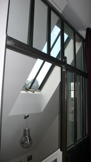 le chassis acier coulissant entre la chambre et l'arrivée de l'escalier sous une