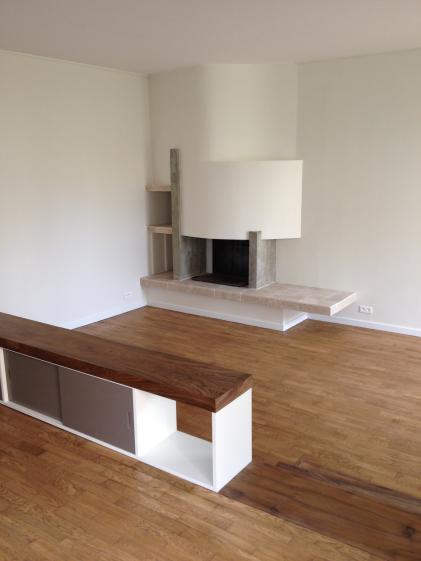 vue de la nouvelle cheminée et du meuble bas menuisé posé en séparation entre le