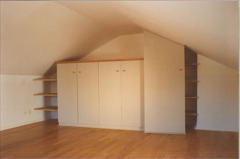 vue intérieure: placards sous rampants de toiture