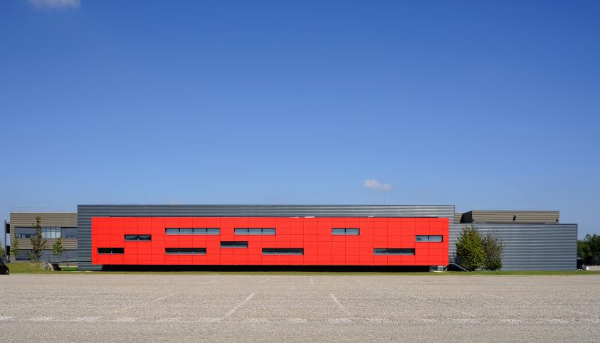 Halle de Design Renault Trucks à Saint-Priest - façades / Archigroup architectes