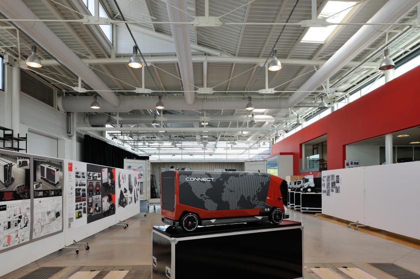 Halle de Design Renault Trucks à Saint-Priest - vue intérieure / Archigroup arch