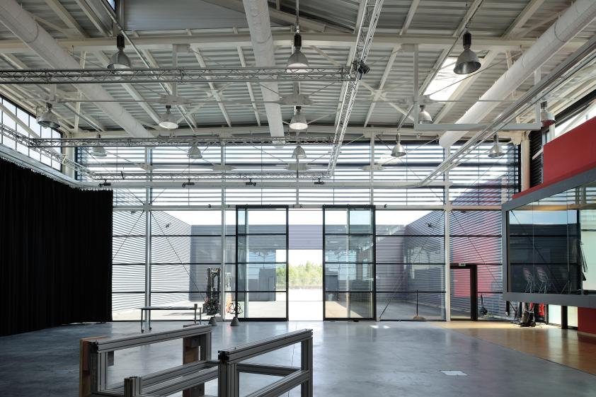 Halle de Design Renault Trucks à Saint-Priest - vue intérieure / Archigroup arch