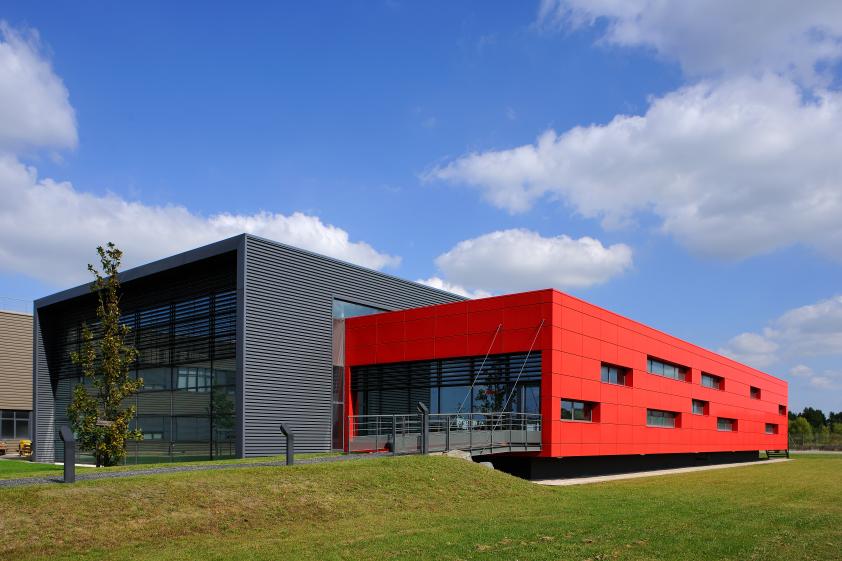 Halle de Design Renault Trucks à Saint-Priest - façade / Archigroup architectes