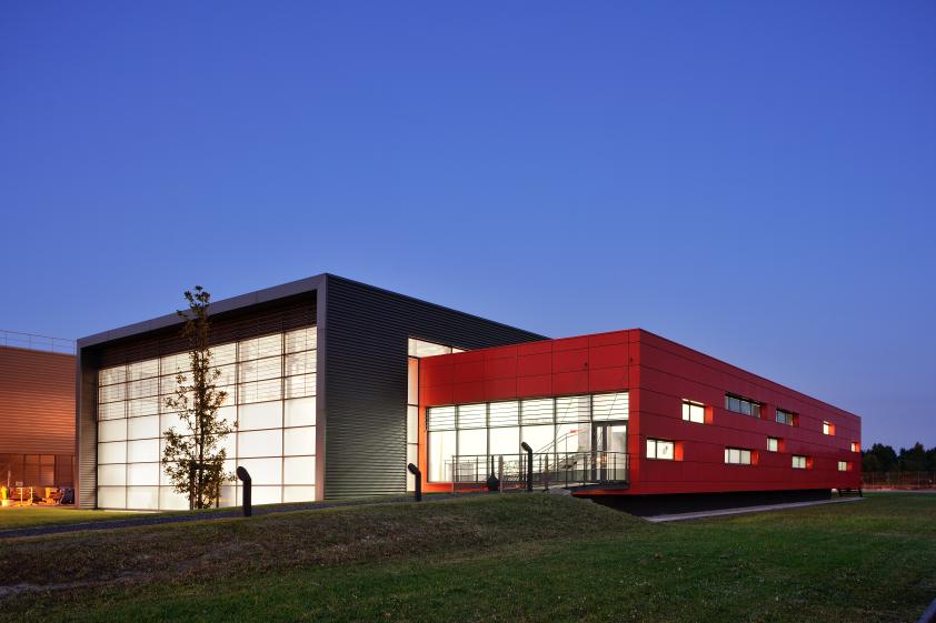 Halle de Design Renault Trucks à Saint-Priest - façade / Archigroup architectes