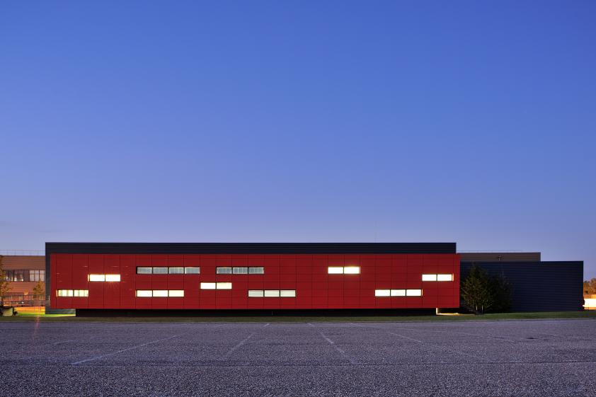 Halle de Design Renault Trucks à Saint-Priest - façade / Archigroup architectes