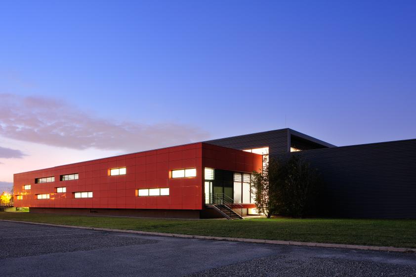 Halle de Design Renault Trucks à Saint-Priest - façade / Archigroup architectes