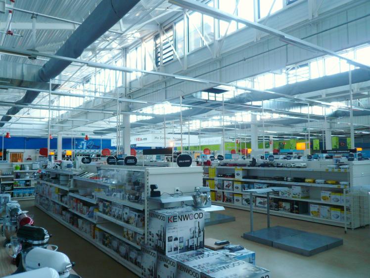 Centre commercial à énergie positive à Perpignan - vue intérieure / archigroup a