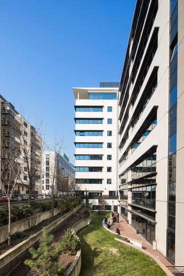 Siège April Assurances Lyon - façade côté jardin / Archigroup architecte