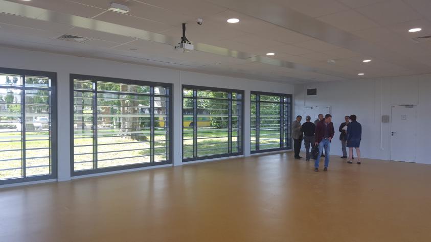L'ancien préau a été transformé en salle polyvalente