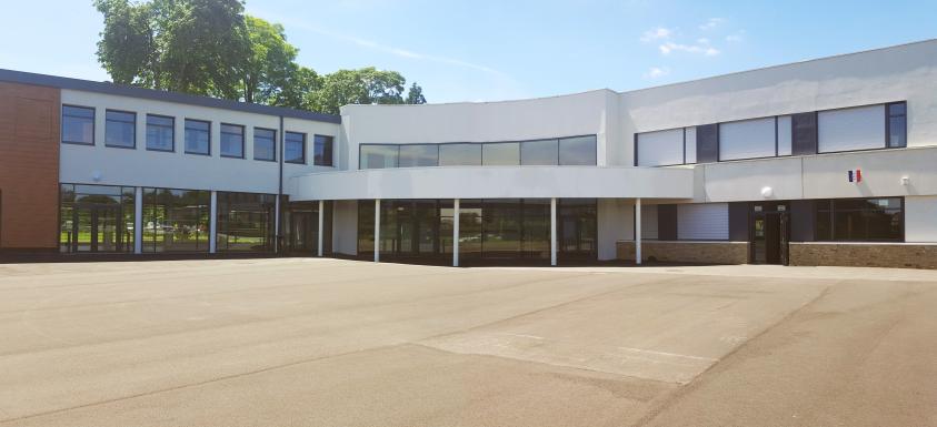 les 2 corps de bâtiment rénové et extension reliés par un hall central