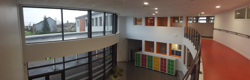 Atrium central sur 2 niveaux reliant les parties de l'extension et de la rénovat