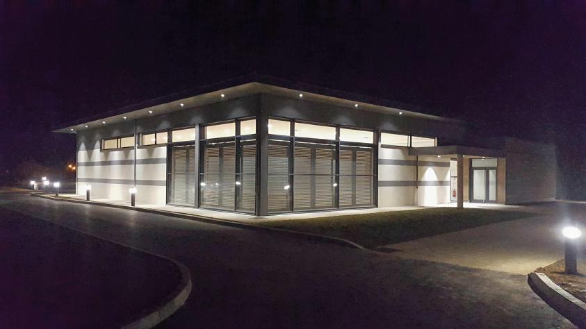Un éclairage  permet aux piétons d'accéder à la salle sans difficultés en offran