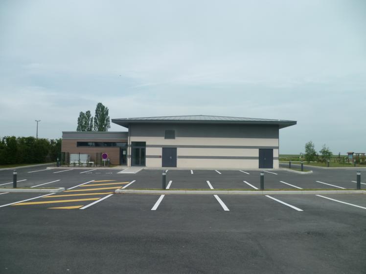 Le parking et les accès techniques de la salle sont situés à l'arrière du bâtiem