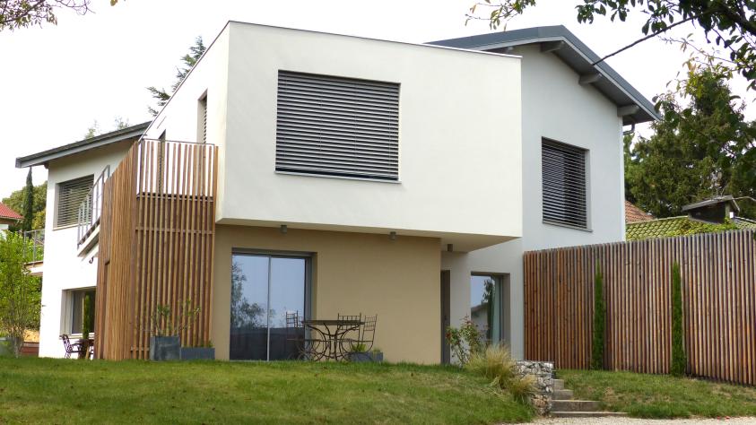 La partie Est de la maison; Entrée et chambres captant le soleil du matin et la 