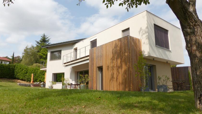 la maison s'installe aux différentes altimétries du terrain..