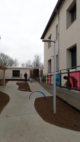 Cheminement piéton en béton désactivé