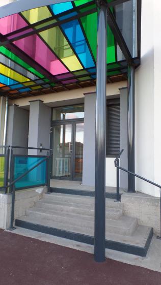 Détail de l'accès public sous auvent