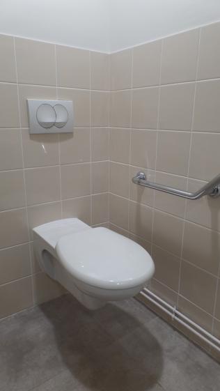 WC suspendu PMR