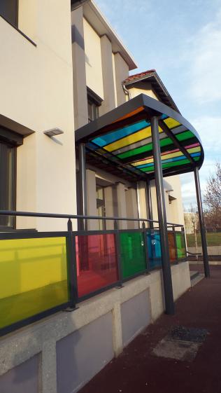 Détail sur le garde-corps et l'auvent en verre multicolor