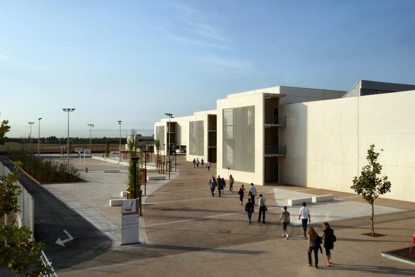 Vue intérieure du patio de la salle de restauration scolaire