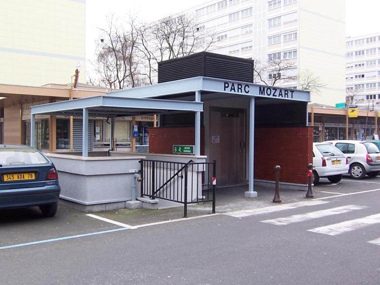 Entrée piétons du parking