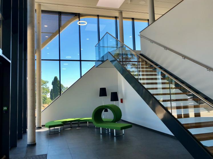 Hall d'accueil Escalier transparent bois et acier - Photo