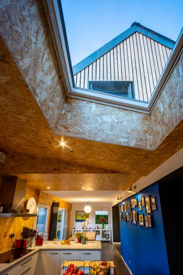 La cuisine avec apport de lumière Sud par le Velux