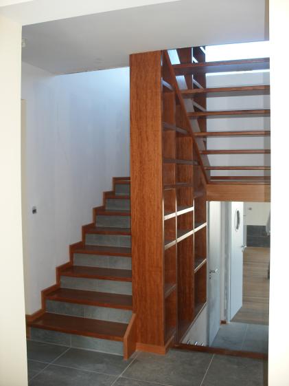 Escalier et bibliothèque