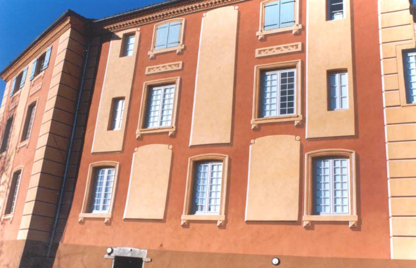 Photographie - Vue de la façade sur parking