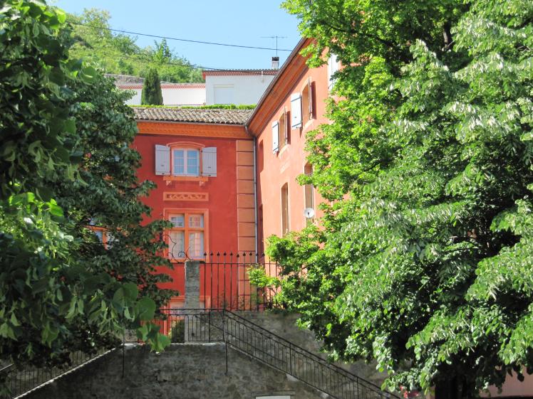 Photographie - Vue de la rue en contrebas