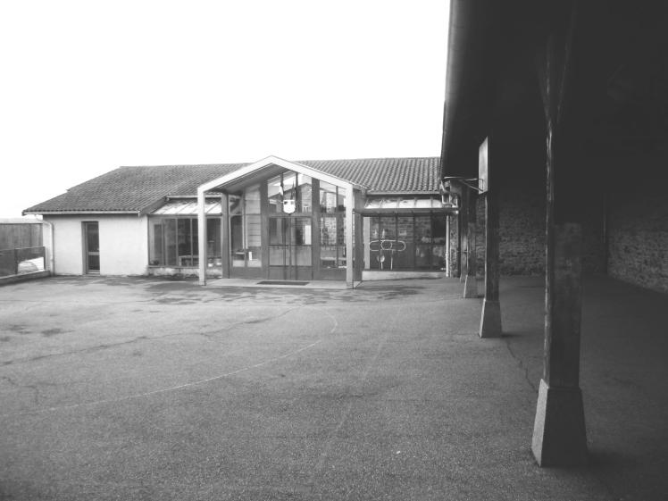 Photographie - Vue de la cour de récréation avant travaux