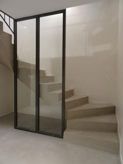Verrière d'escalier béton ciré