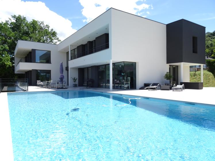 Piscine et maison contemporaine