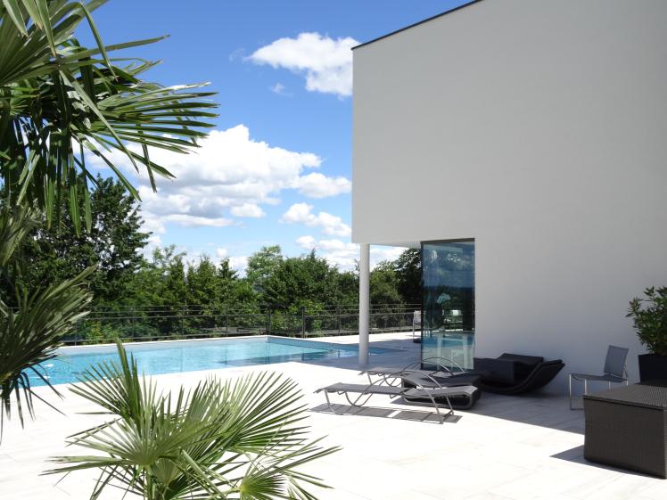 Piscine et maison contemporaine