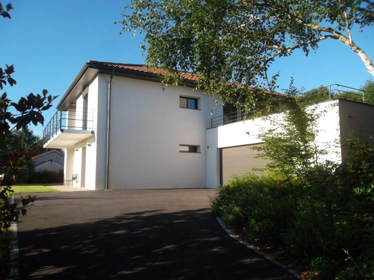 Un garage avec toiture terrasse bois